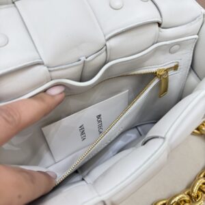 Padded chunky chain bottega veneta - immagine 10